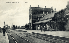 170090 Gezicht op het H.S.M.-station Rhenen te Rhenen.